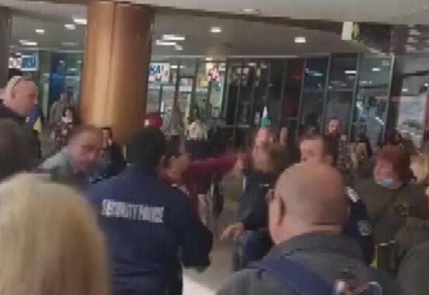 Представители на двата протеста за и против военна помощ за